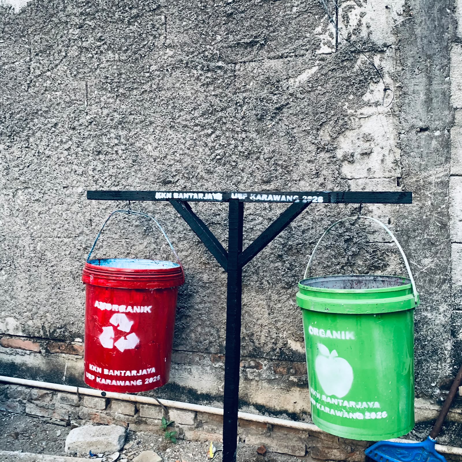 Tong Sampah dari Ember Cat Bekas